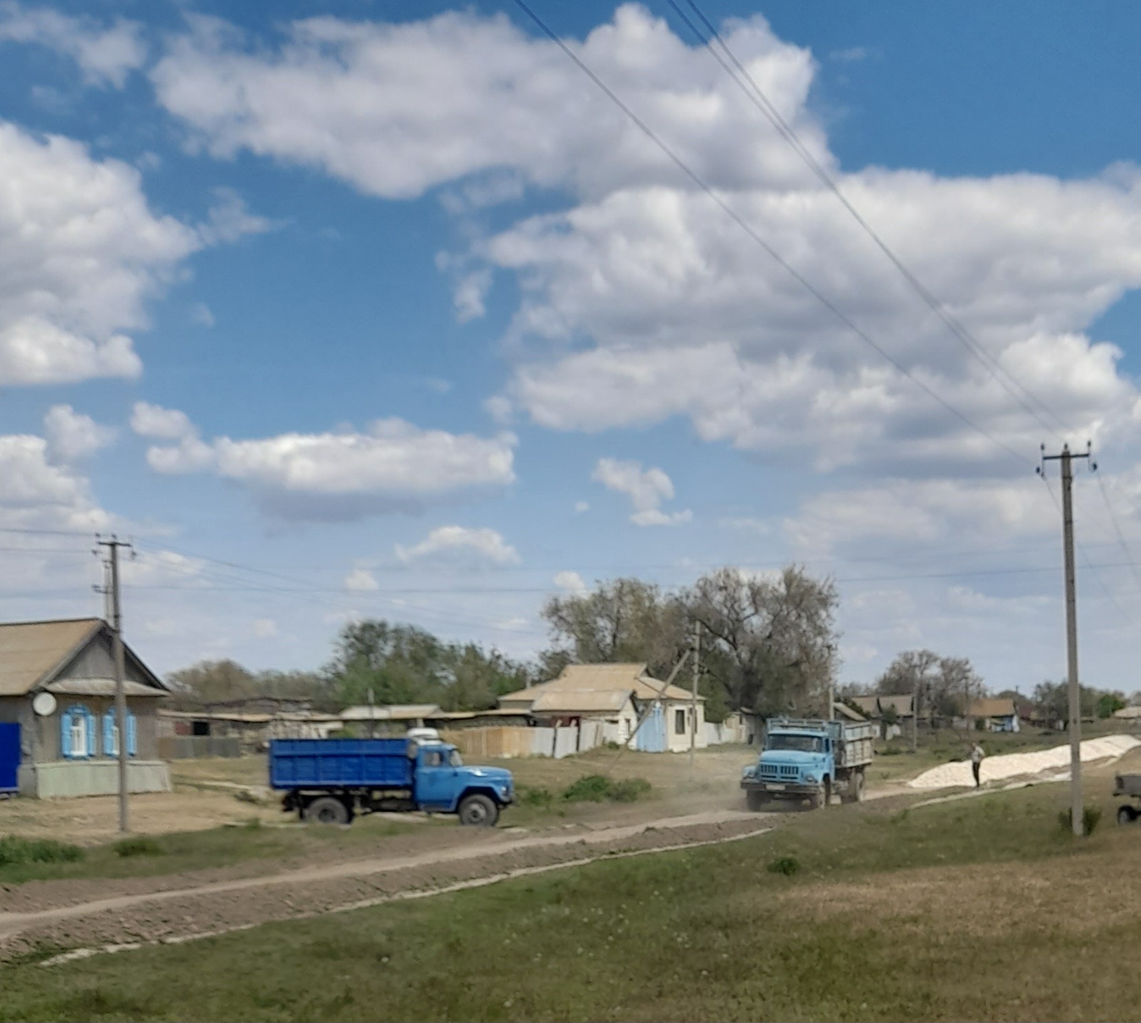 Отсыпка щебнем дороги в с. Орлов гай.