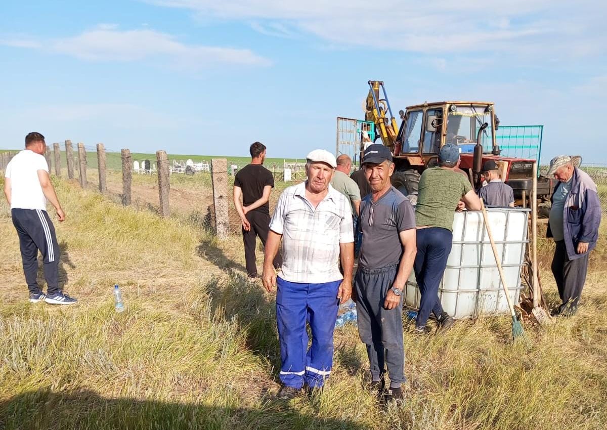 Ремонт изгороди на кладбище.
