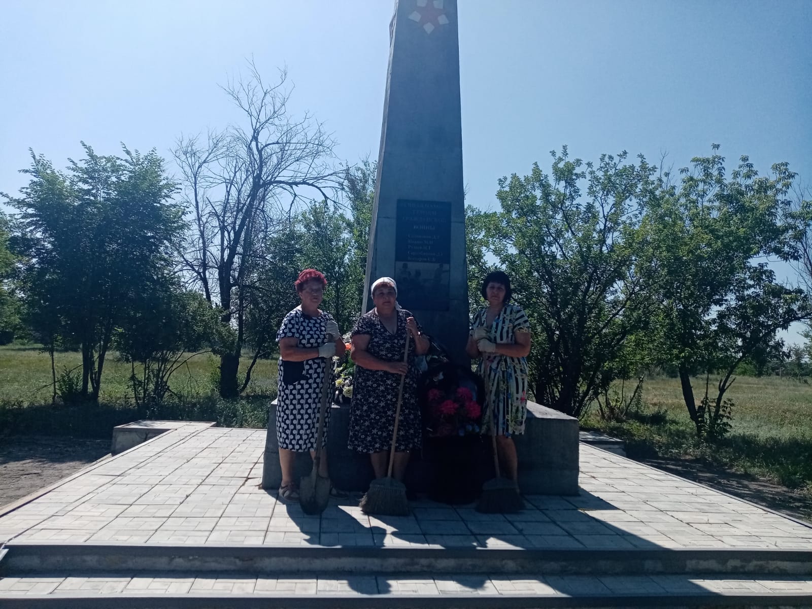Уборка территории кладбища.